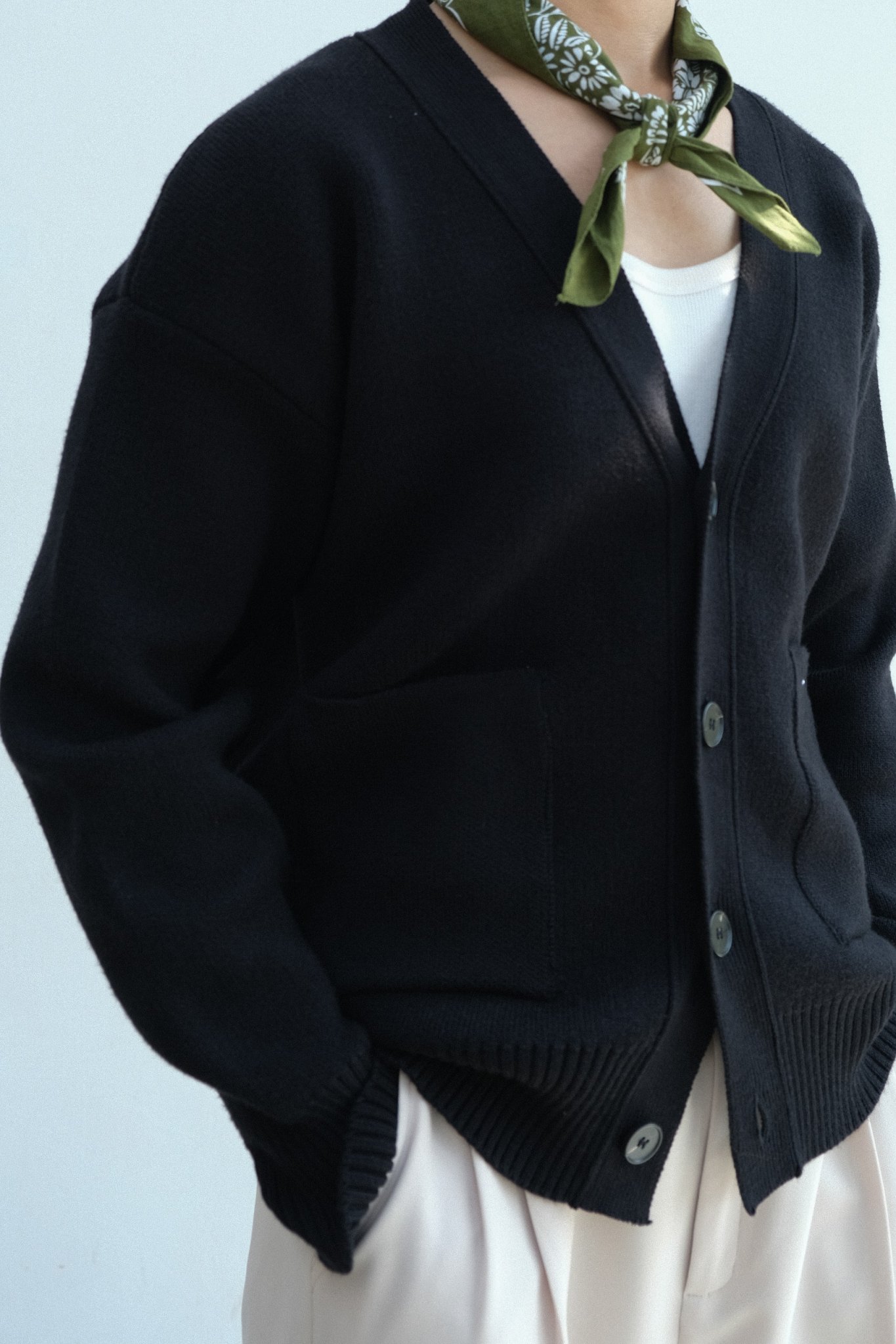 Áo len nam đơn giản cúc màu đen